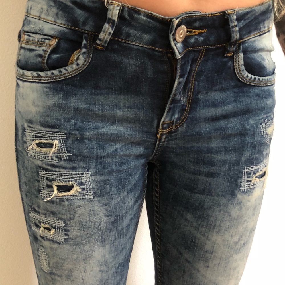 Distressed jeans - Picture 2 of 8